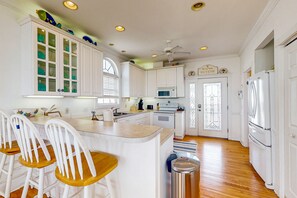 Kjøleskap, mikrobølgeovn, ovn og kokeplater