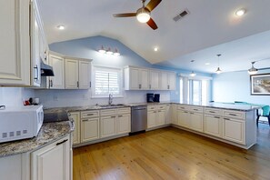 Kjøleskap, mikrobølgeovn, ovn og kokeplater