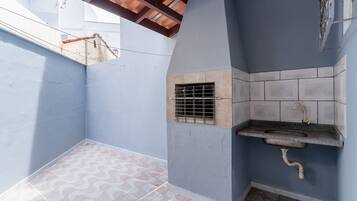 Basic Apartment | Bathroom | Shower