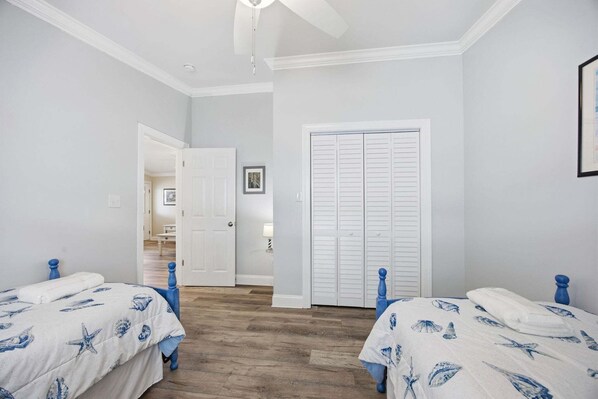 3 bedrooms, free WiFi, bed sheets - At the Beach: Third-row cottage with Views (Atlantic Beach)