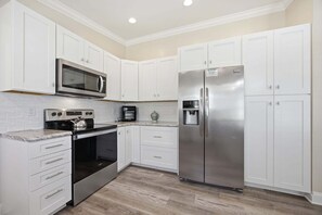 Fridge, microwave, oven, stovetop - At the Beach: Third-row cottage with Views (Atlantic Beach)