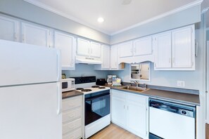 Kjøleskap, mikrobølgeovn, ovn og kokeplater