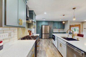 Frigorífico, microondas, horno y placa de cocina
