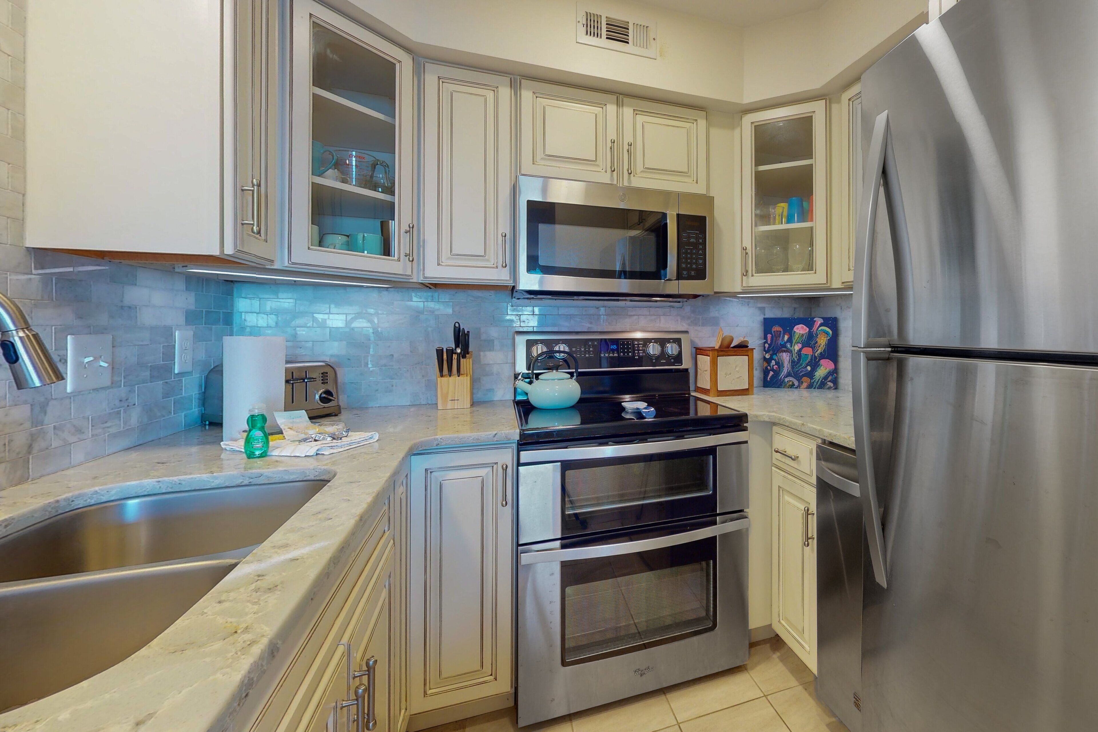 Kylskåp, mikrovågsugn, ugn och spishäll