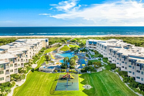 2nd-floor condo with beach access, in/outdoor pools, hot tub, sports courts, AC