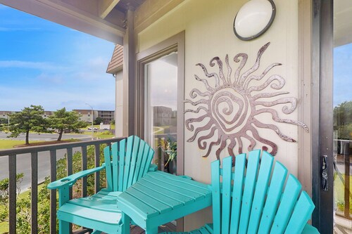 Remodeled condo with pool, WiFi, W/D & AC - next to state park