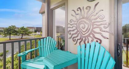Remodeled condo with pool, WiFi, W/D & AC - next to state park