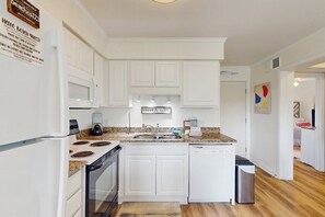 Kjøleskap, mikrobølgeovn, ovn og kokeplater