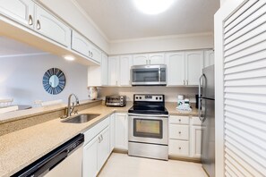 Fridge, microwave, oven, stovetop - First-floor condo overlooking the courtyard with shared pools/hot tub/tennis (Atlantic Beach)