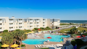Een resort met meerdere zwembaden, een strand en uitzicht op de oceaan.