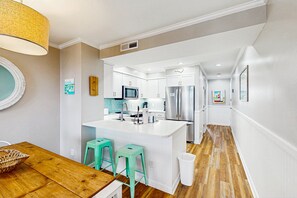 Kjøleskap, mikrobølgeovn, ovn og kokeplater