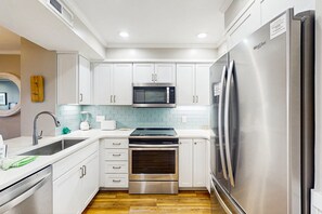 Kjøleskap, mikrobølgeovn, ovn og kokeplater