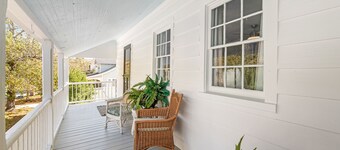 Downtown home 1 block from waterfront with patio, front porches, streaming