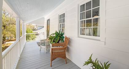 Downtown home 1 block from waterfront with patio, front porches, streaming