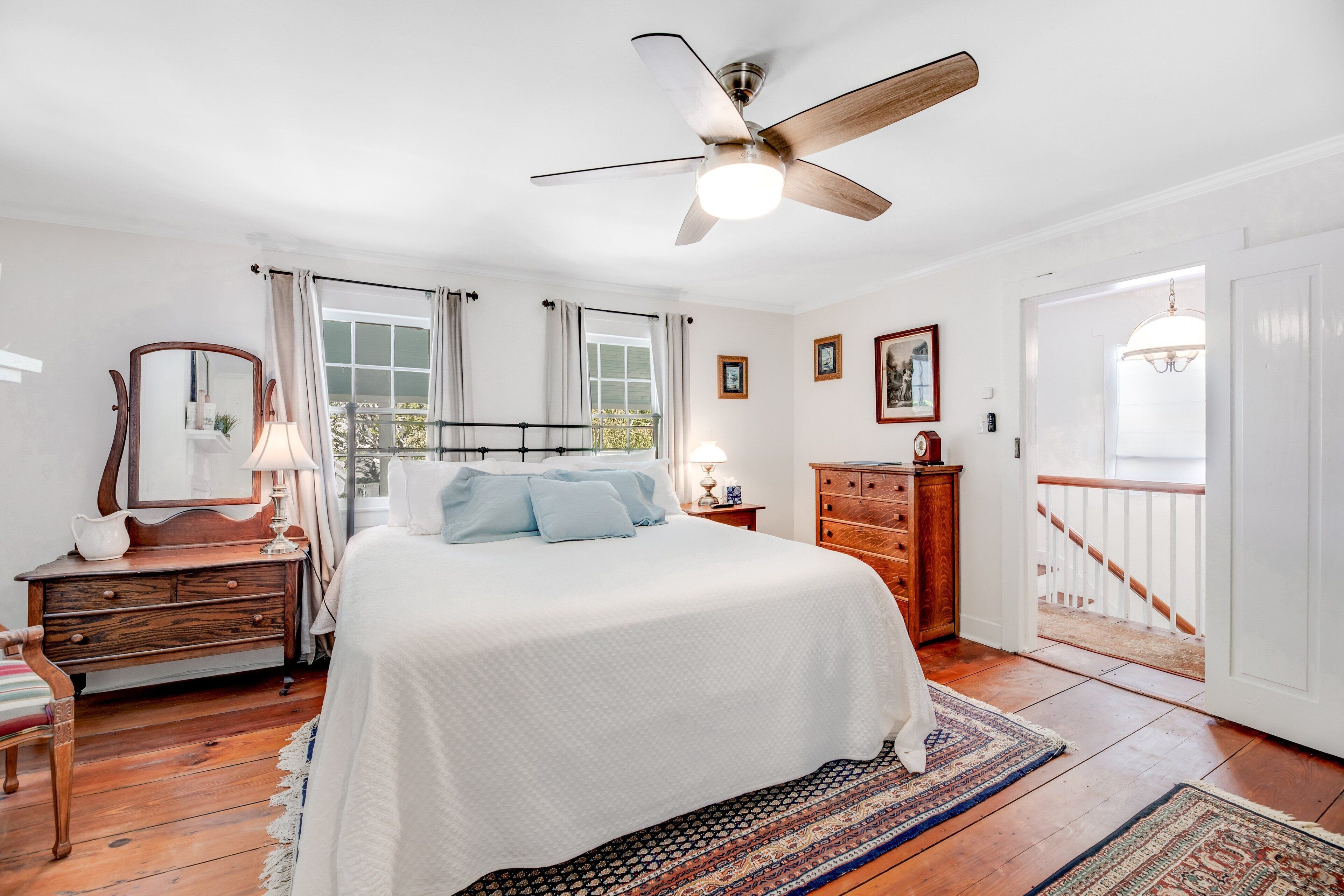 4 bedrooms, desk, iron/ironing board, travel crib