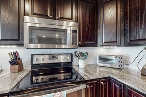 Fridge, microwave, oven, stovetop - Beautiful 3rd-Floor Oceanfront Condow/Private Balcony & Shared Outdoor Pool (Pine Knoll Shores)