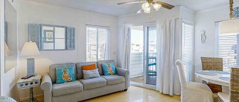 TV, lettore DVD, tavolo da ping pong