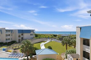 Un complexe hôtelier doté d’une piscine, d’un toboggan et offrant une vue sur l’océan.