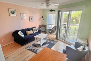 Télévision, lecteur de DVD, table de tennis de table