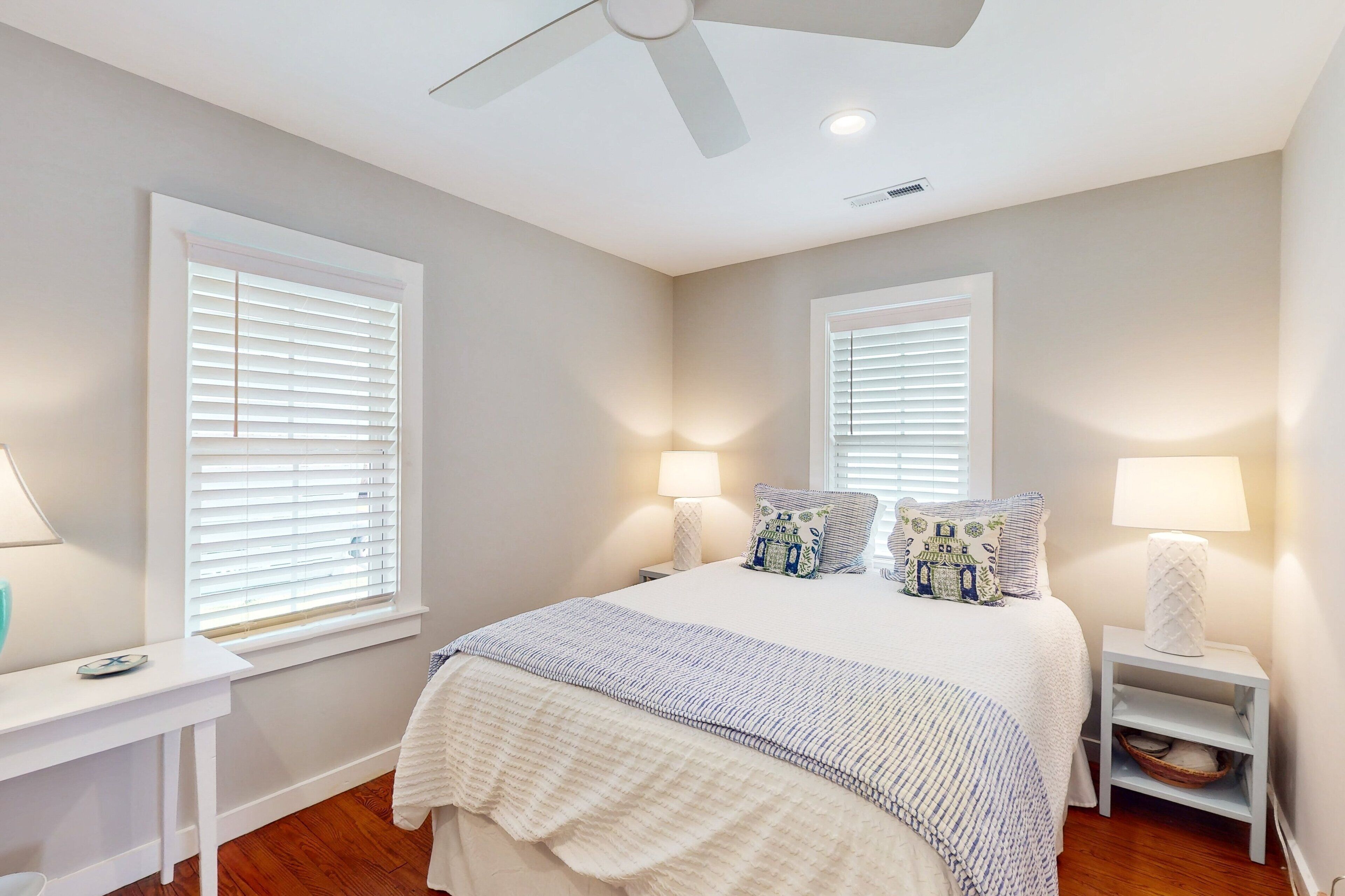 3 bedrooms, internet, bed sheets