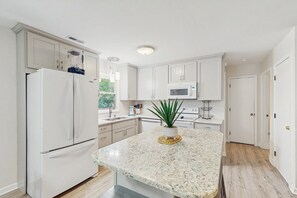 Kjøleskap, mikrobølgeovn, ovn og kokeplater