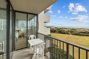 Outdoor dining - Beachfront condo with amazing ocean views, pool, tennis courts, & gym (Atlantic Beach)