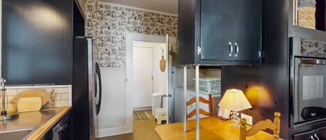 ثلاجة، ميكروويف، فرن، موقد طهي مسطح