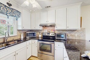 Kjøleskap, mikrobølgeovn, ovn og kokeplater