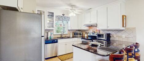 Refrigerador, microondas, horno y parrilla de estufa