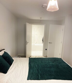 2 chambres, fer et planche à repasser, Wi-Fi, draps fournis