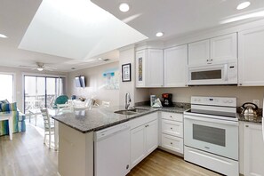 Kjøleskap, mikrobølgeovn, ovn og kokeplater