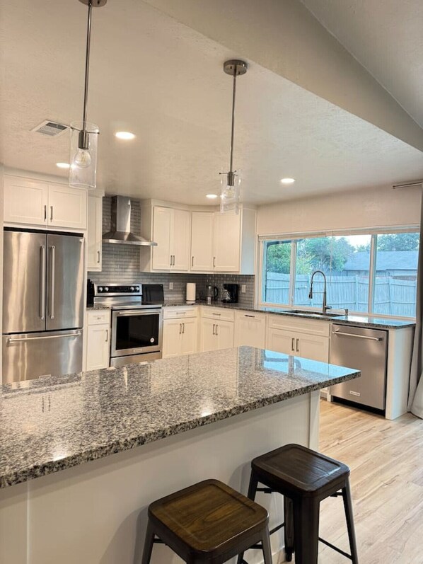 Køleskab, mikrobølgeovn, ovn, kogeplade