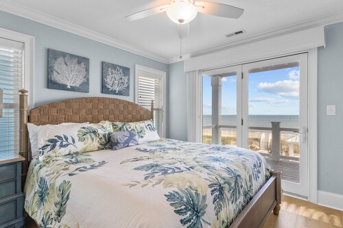 Beachfront home with ocean views, private pool, hot tub, media room & pool table