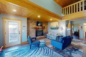 TV, fireplace, DVD player, ping pong - Coastal home with private hot tub and fire-pit, close to local attractions (Beaufort)