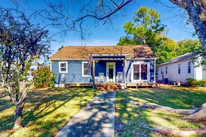 Exterior - Coastal home with private hot tub and fire-pit, close to local attractions (Beaufort)