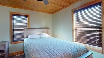 2 bedrooms, travel crib, free WiFi, bed sheets