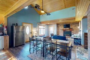 Interior - Coastal home with private hot tub and fire-pit, close to local attractions (Beaufort)