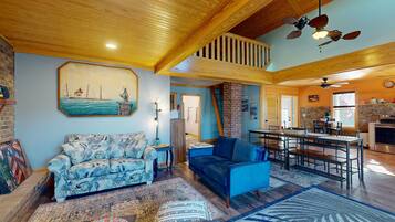 Televisión, chimenea, reproductor de DVD y tenis de mesa