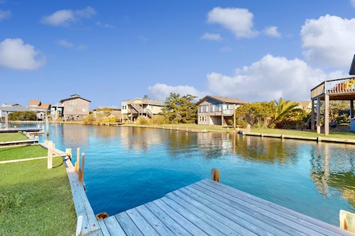 Waterfront, dog-friendly house with lovely water views, pool access & deck