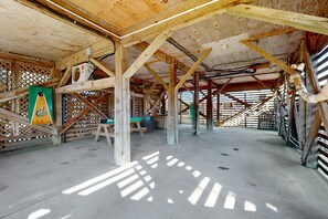 Game room - Waterfront, dog-friendly house with lovely water views, pool access & deck (Avon)