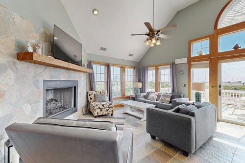 Lakefront home with private pool, hot tub, & pool table