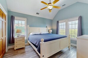 6 bedrooms, free WiFi, bed sheets - Lakefront home with private pool, hot tub, & pool table (Avon)