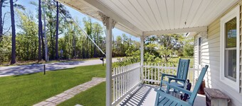 Dog-friendly coastal home with enclosed yard, gas grill and fire-pit