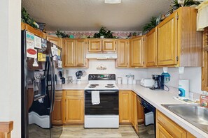 雪櫃、微波爐、焗爐、爐具