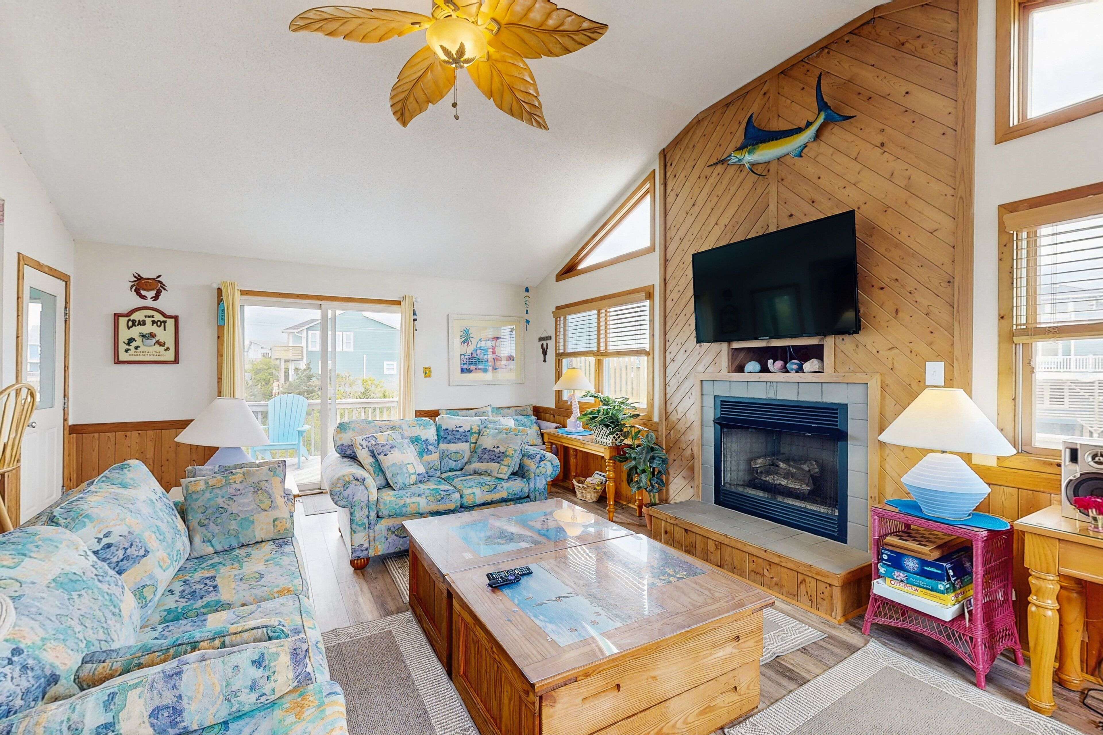 Een televisie en een open haard