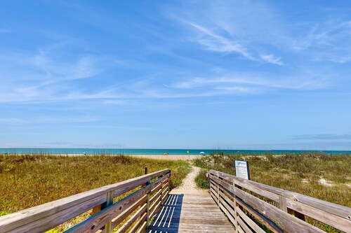Oceanview condo with outdoor pool and private beach access