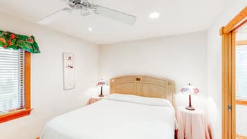 6 bedrooms, desk, iron/ironing board, free WiFi