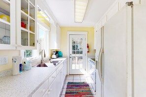 Fridge, microwave, oven, stovetop - Pleasant ocean view home with balcony, rocking chairs, soaking tub, AC, & W/D (Emerald Isle)