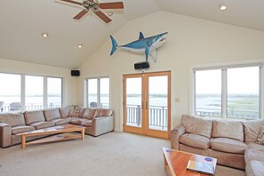 Smart-TV, DVD-spiller, bøker og stereoanlegg