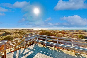 Property grounds - Condo with on-site beach access, pools, grill/picnic areas, & private balcony (Atlantic Beach)